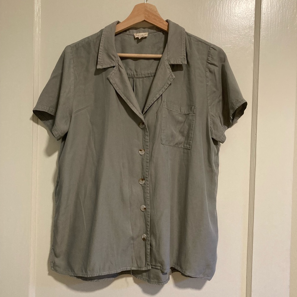 Grey/green button up